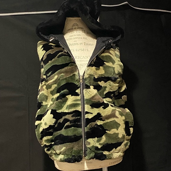 Camouflage Dyed Rex Rabbit Puffer Vest by Blue Duck - Picture 7 of 9